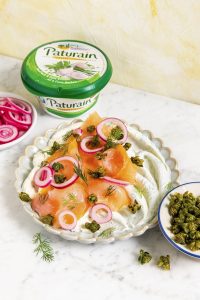 Paturain Borrelbord met Gerookte zalm, Dille, Gefrituurde Kappertjes en Ingelegde Rode Ui