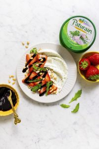 Paturain Borrelbord met Aardbeien, Balsamico Creme, Pijnboompitten en Rucola