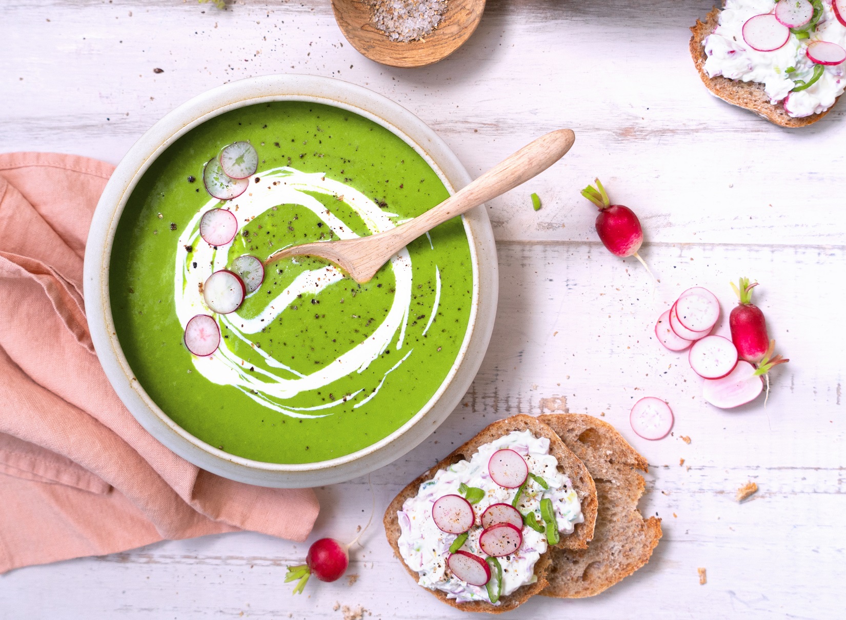 Loofsoep en toast met Paturain Naturel roomkaas