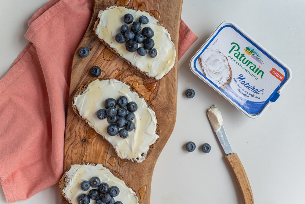 Broodjes met Paturain Naturel, blauwe bessen & honing door @shifrajumelet